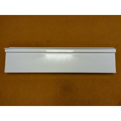 Witte onderrand van een bovenkast