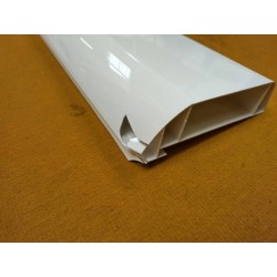 Witte onderrand van een bovenkast