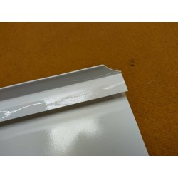 Witte onderrand van een bovenkast