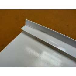 Witte onderrand van een bovenkast