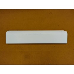 Witte onderrand van een bovenkast