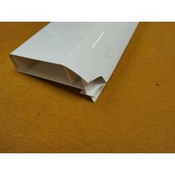 Witte onderrand van een bovenkast