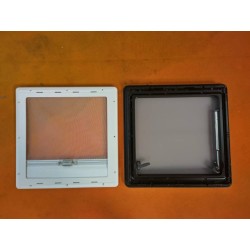 Complete set: raam 550x550x32 met kozijnen, hor en verduistering